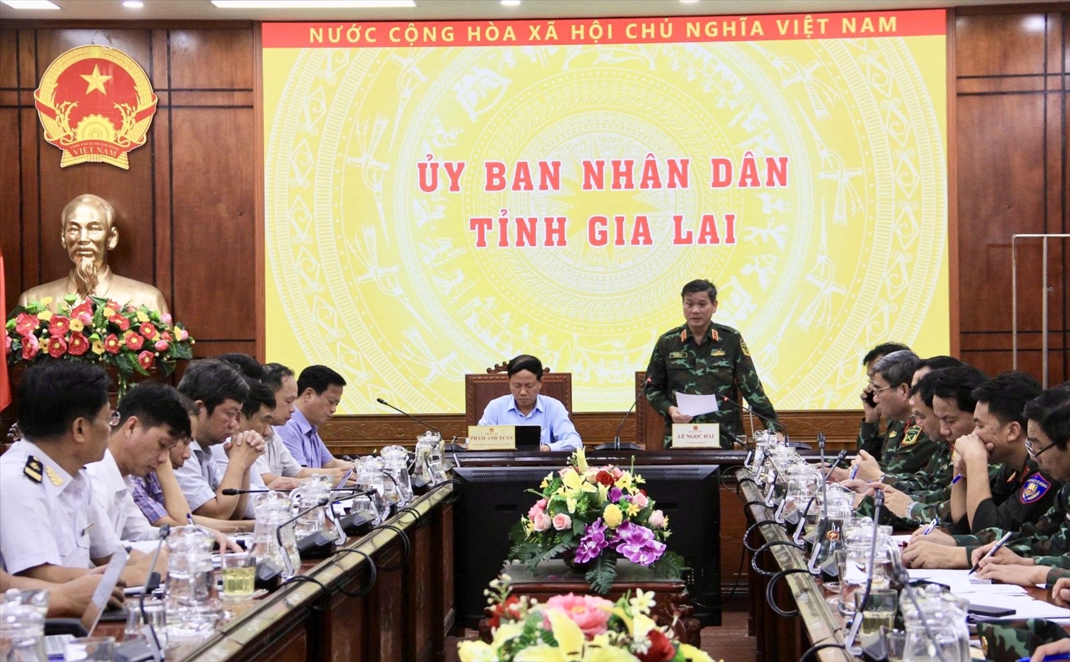 Quang cảnh buổi làm việc về phòng, chống bão số 13 ở Gia Lai. (Ảnh Hoàng Thảo)