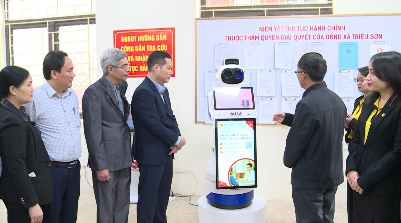 Xã Triệu Sơn đưa vào vận hành robot AI phục vụ người dân tại Trung tâm Phục vụ hành chính công.