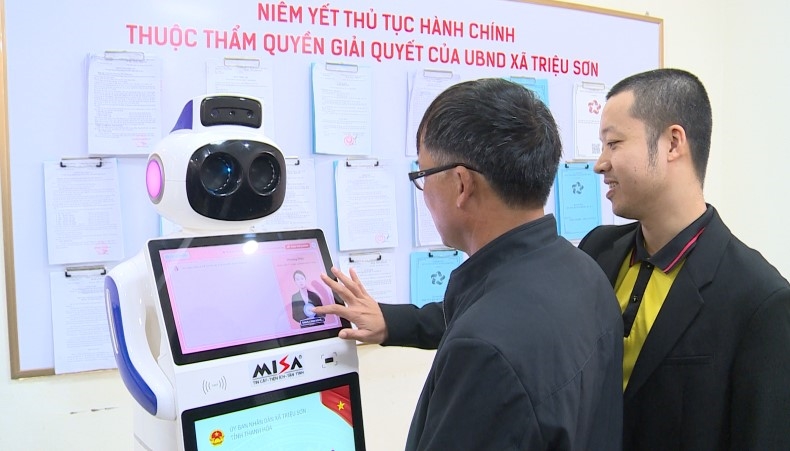 Nhân viên Công ty CP MISA hướng dẫn người dân sử dụng robot AI.