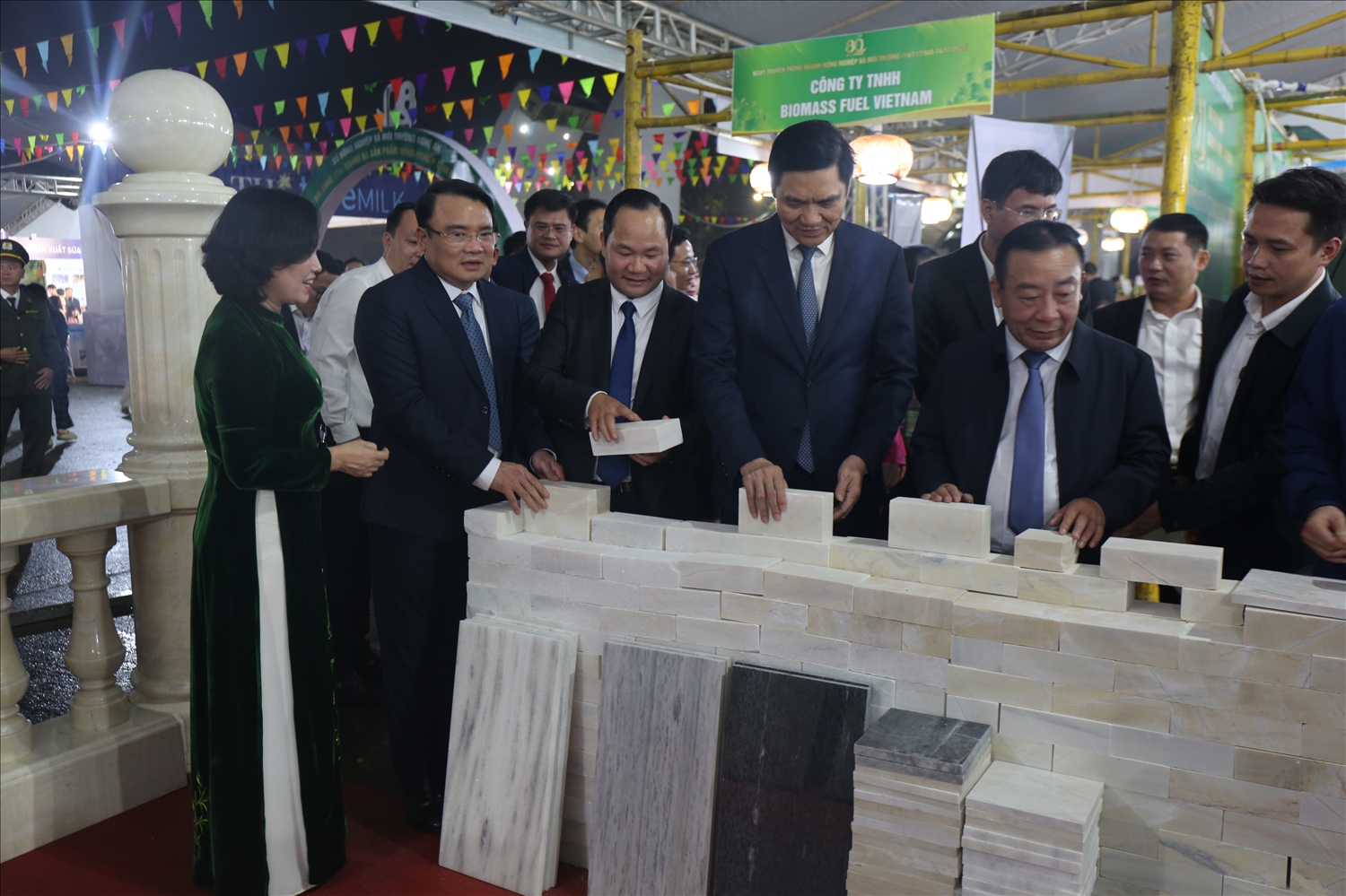 Các đại biểu tham qua gian hàng đá mỹ nghệ