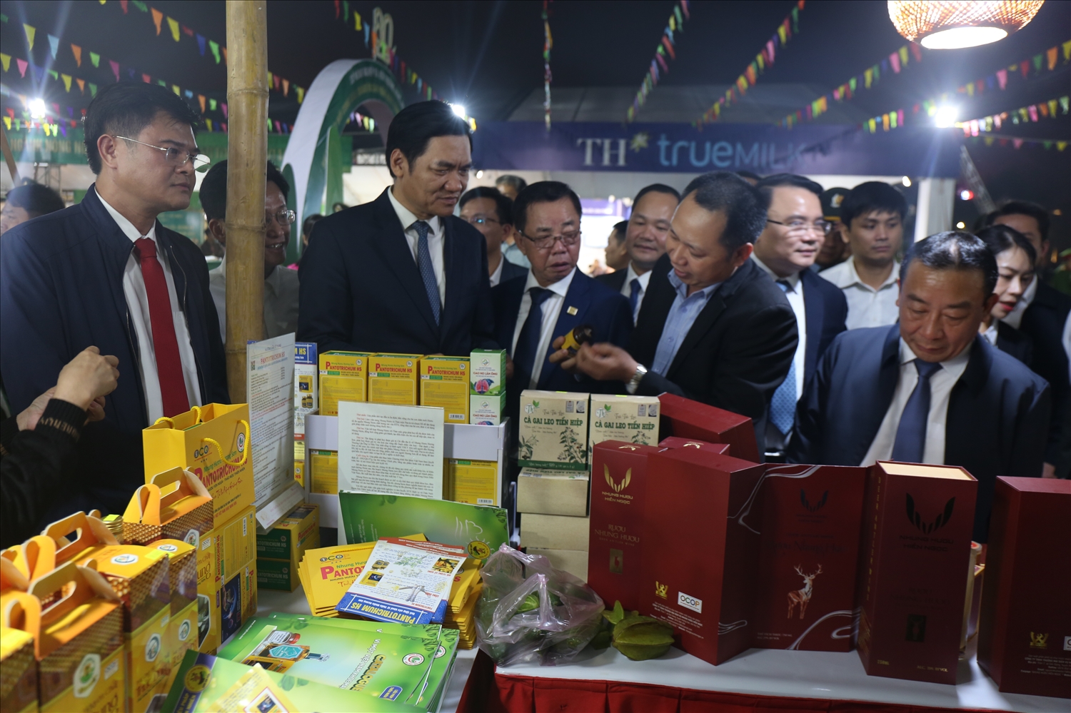 Tham quan gian hàng sản phẩm OCOP của doanh nghiệp trên địa bàn tỉnh Hà Tĩnh