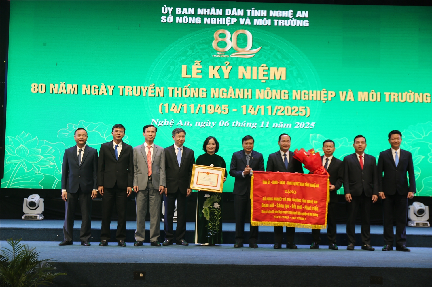 Tập thể ngành Nông nghiệp và Môi trường Nghệ An vinh dự nhận bức trướng của Tỉnh ủy, HĐND, UBND, UBMTTQ tỉnh Nghệ An - Ảnh: T.H