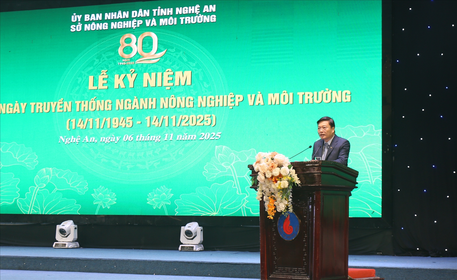 Chủ tịch UBND tỉnh Nghệ An Lê Hồng Vinh cho rằng: Những con người, những thành tựu, những công trình đạt được ấy chính là “dấu son vàng” ghi đậm trong hành trình 80 năm xây dựng và trưởng thành của ngành Nông nghiệp và Môi trường Nghệ An - Ảnh: T.H