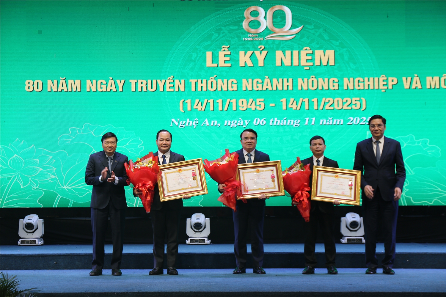 Thừa ủy quyền của Chủ tịch nước, 3 cá nhân vinh dự được tặng thưởng Huân Chương lao động hạng 3 vì có nhiều thành tích xuất sắc - Ảnh: T.H