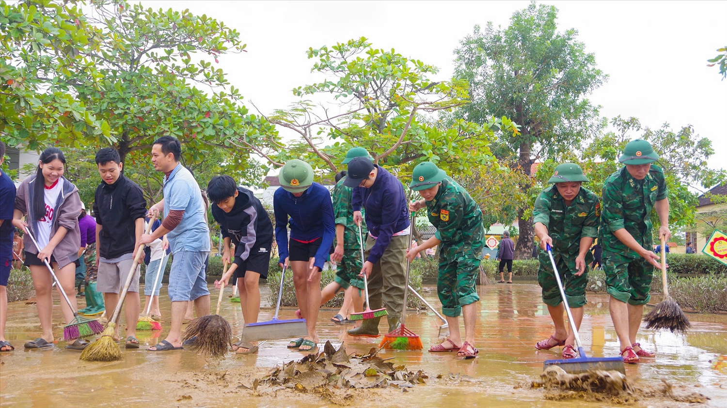 Quân- Dân phối hợp khắc phục hậu quả sau lũ tại Trường Trung học cơ sở Kiến Giang . (Ảnh: Khánh Ngân)