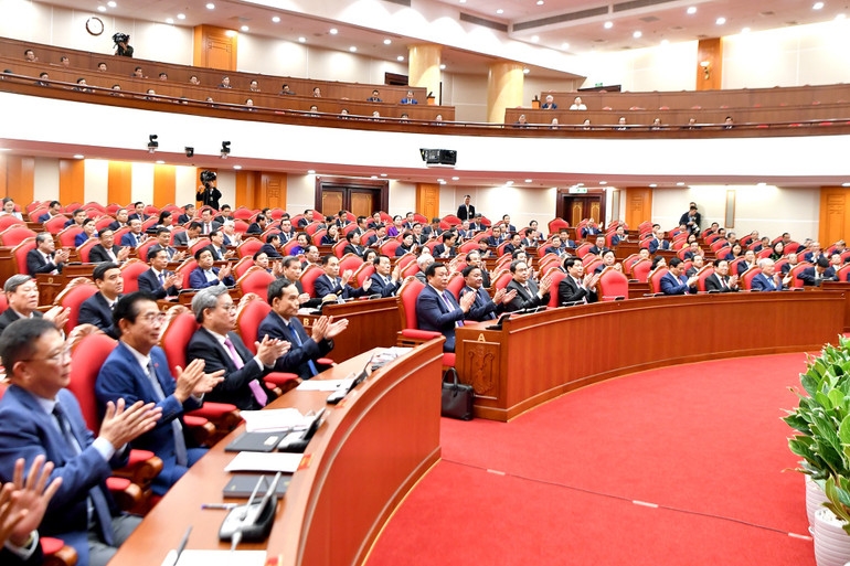 Các đồng chí lãnh đạo Đảng, Nhà nước và các đại biểu tham dự phiên bế mạc hội nghị. (Ảnh: ĐĂNG KHOA)