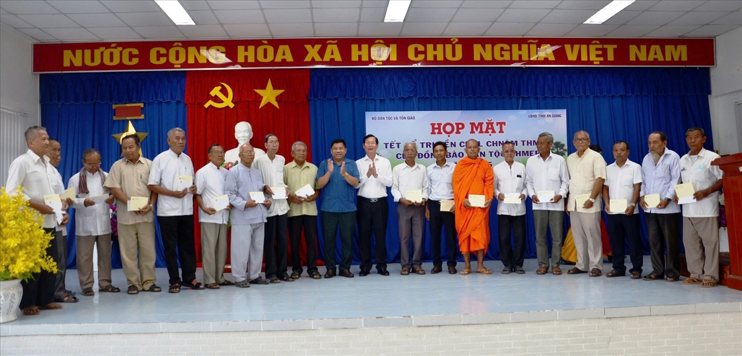 Thứ trưởng Bộ Dân tộc và Tôn giáo Y Thông đến thăm, chúc mừng Người có uy tín là đồng bào Khmer tại tỉnh An Giang, nhân dịp Tết cổ truyền Chôl Chnăm Thmây năm 2025.