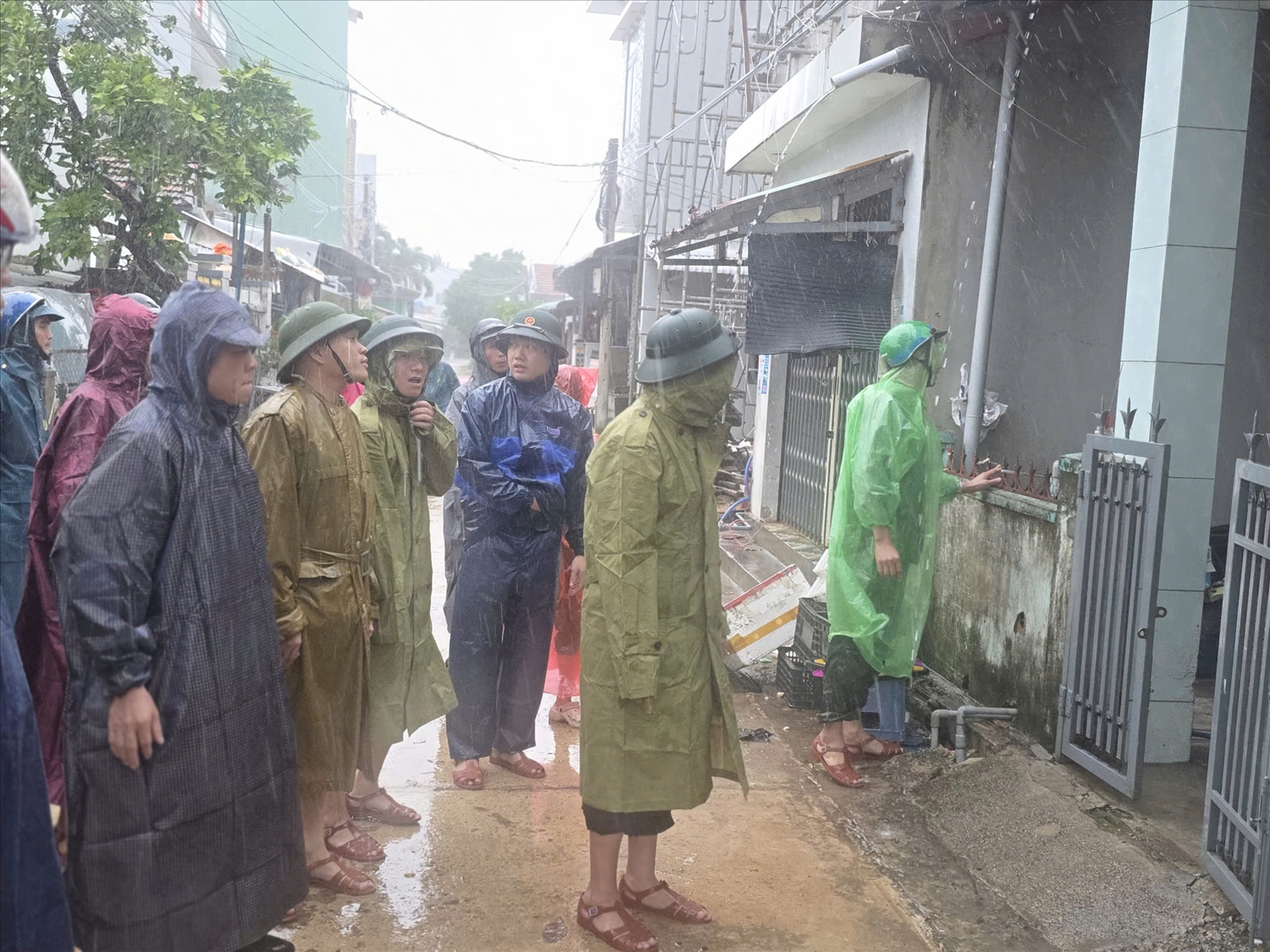 Lãnh đạo UBND tỉnh Đắk Lắk kiểm tra công tác di dời dân ra khỏi khu vực nguy hiểm