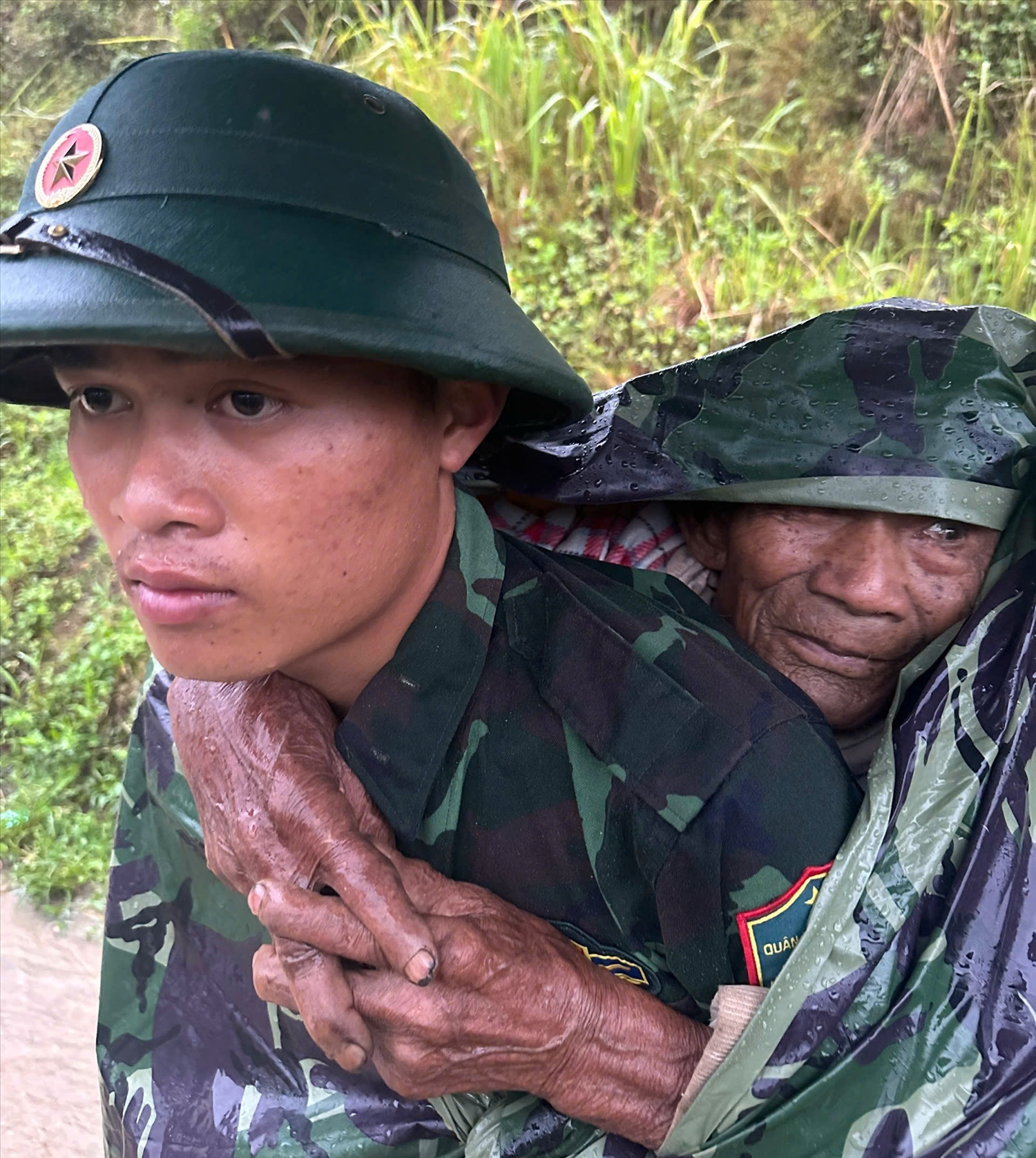  Lực lượng bộ đội hỗ trợ sơ tán người dân xã Ngọc Linh ở các khu vực có nguy cơ sạt lở đến nơi ở an toàn. (Ảnh: Ngọc Chí)