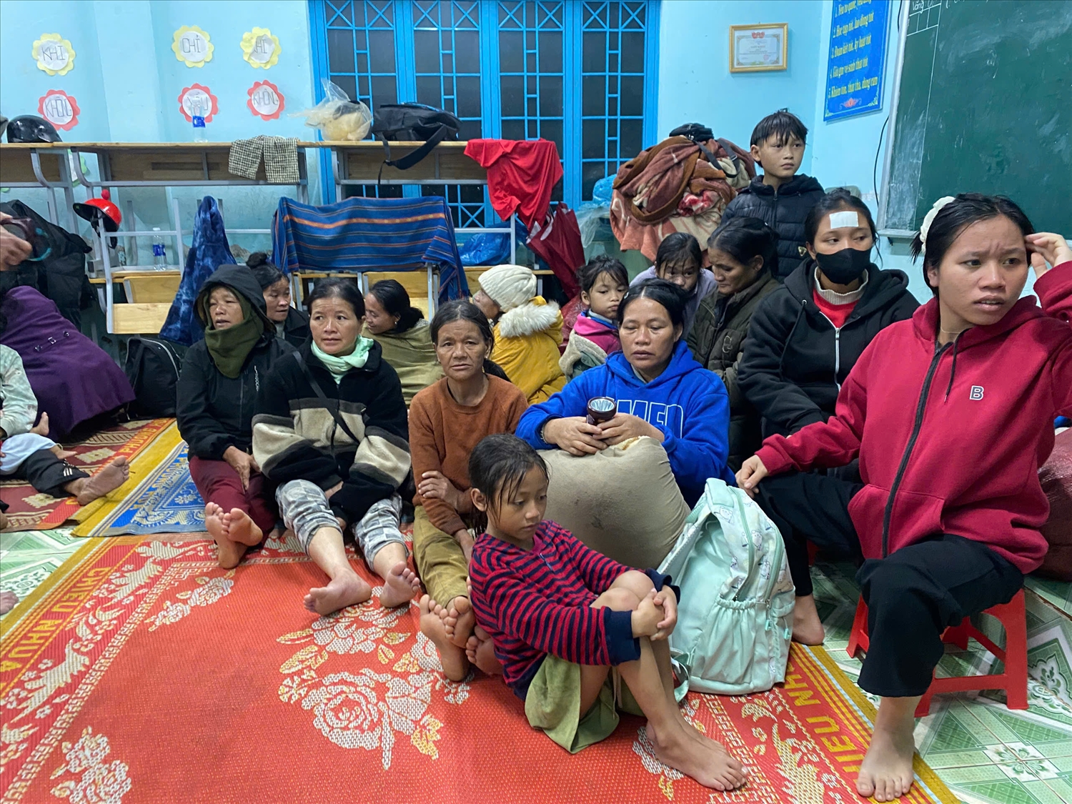 Người dân sẽ ở lại các trường học cho đến khi an toàn. (Ảnh: Ngọc Chí)