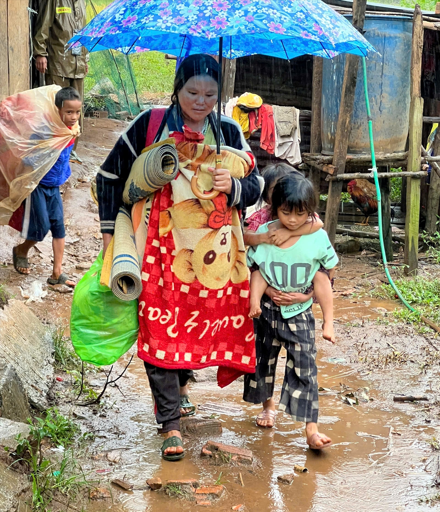 Người dân xã Đăk Tờ Kan sơ tán đến nơi ở an toàn để tránh trú bão số 13. (Ảnh: Ngọc Chí)