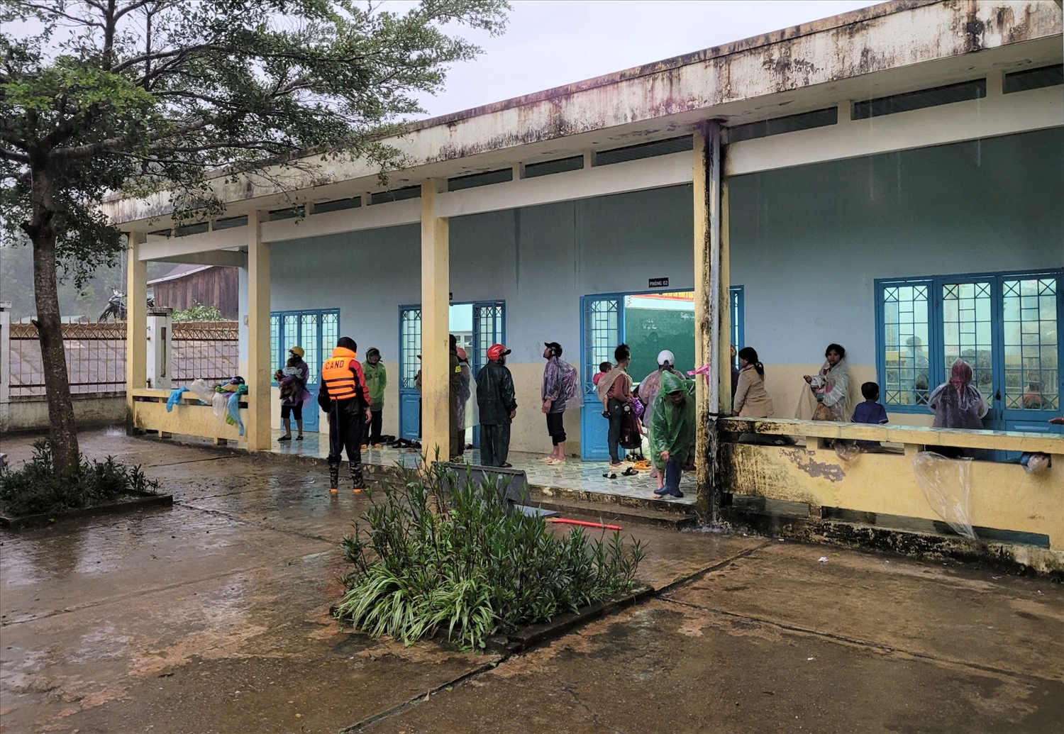 Người dân ở các thôn có nguy cơ sạt lở được chính quyền xã Ngọc Linh tổ chức sơ tán về ở tại trường học. (Ảnh: Ngọc Chí)