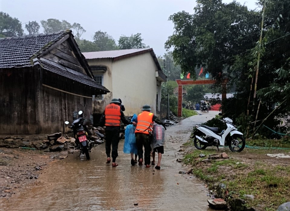 Lực lượng bộ đội hỗ trợ đưa các cháu ở khu vực có nguy cơ sạt lở đến nơi ở an toàn. (Ảnh: Ngọc Chí)