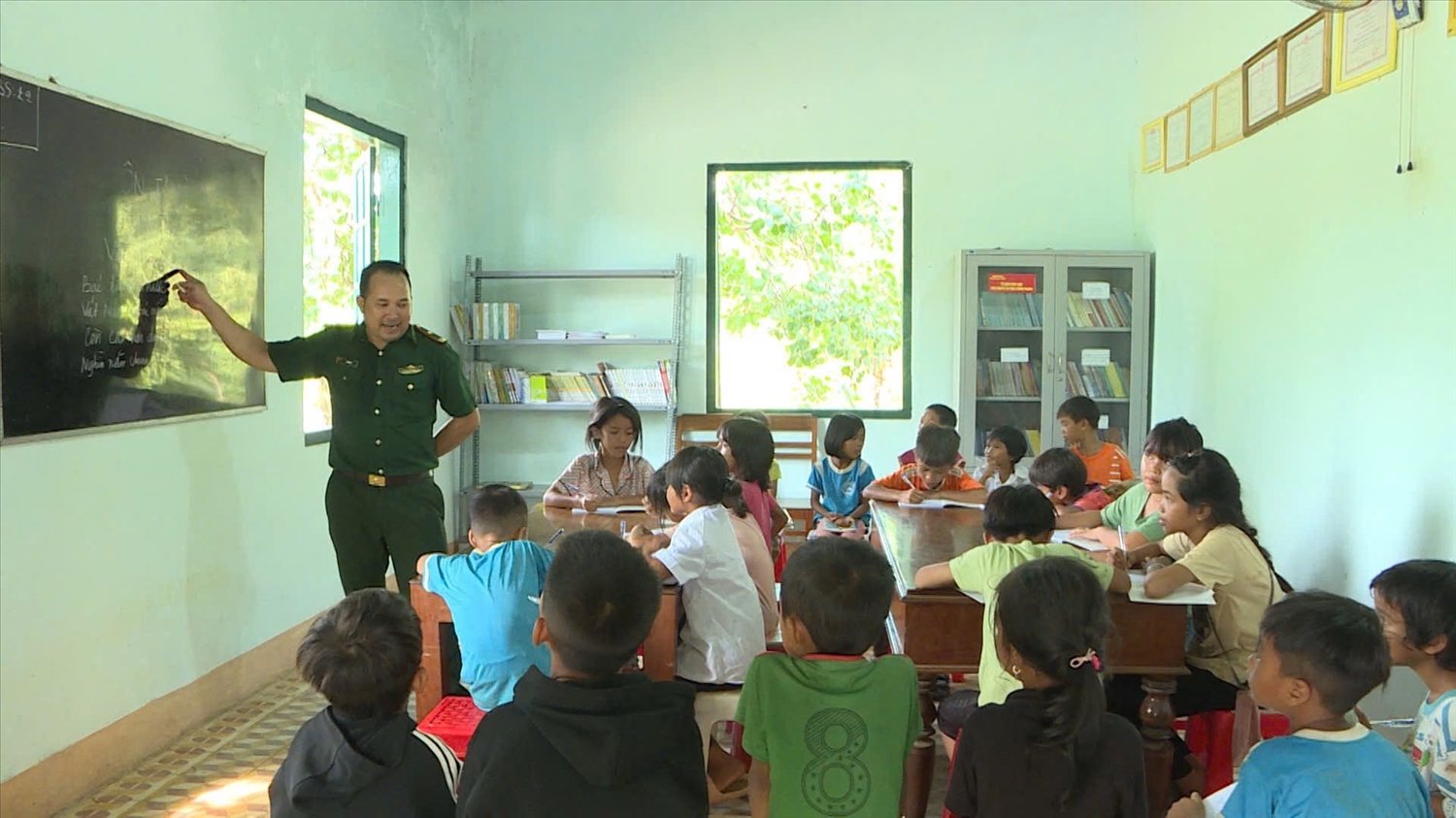 Lớp học hè vùng biên giới Ia Púch do Thiếu tá Puih Đức, Đội trưởng Đội vận động quần chúng, Đồn Biên phòng Ia Púch cùng các đồng đội trực tiếp giảng dạy