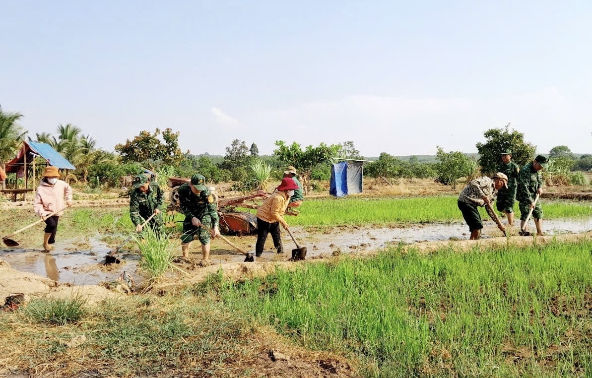 Hình ảnh Bộ đội Biên phòng luôn tận tâm, trách nhiệm “vì dân” đã vun đắp tình quân dân nơi biên cương càng thêm gắn bó, bền chặt