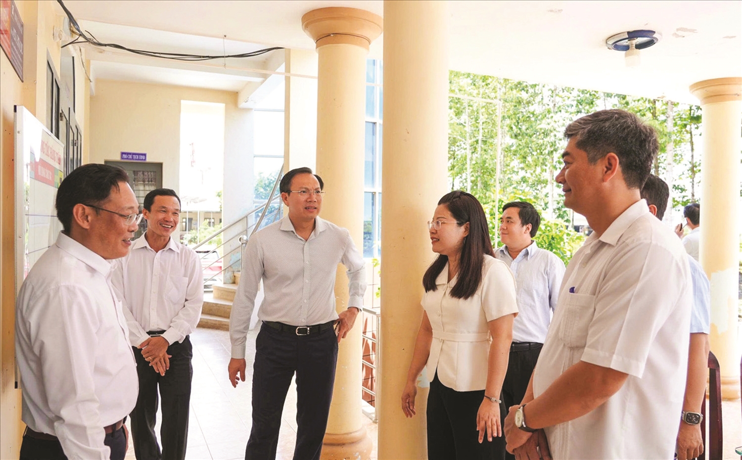 Thứ trưởng Bộ Dân tộc và Tôn giáo Y Vinh Tơr (ngoài cùng bên phải) kiểm tra, nắm bắt thông tin về việc phân định thẩm quyền của chính quyền địa phương hai cấp trong lĩnh vực công tác dân tộc, tín ngưỡng, tôn giáo tại Tây Ninh