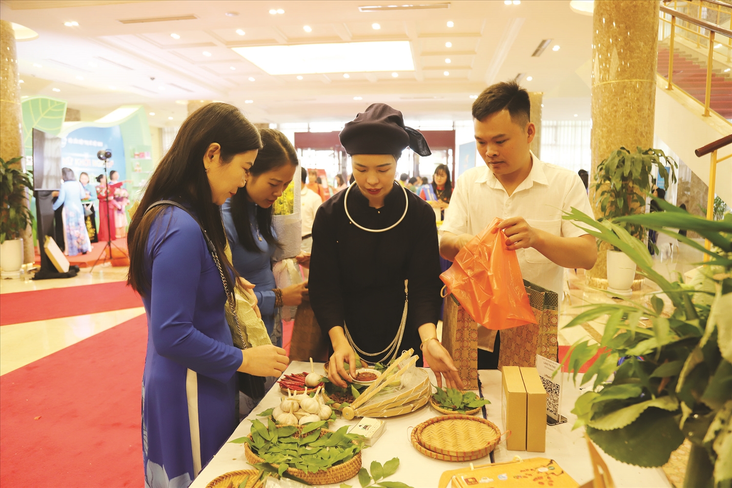 Chị Lăng Thị Thơ khởi nghiệp từ mô hình sản xuất heo khô mác mật, đã tạo công ăn, việc làm cho nhiều chị em phụ nữ