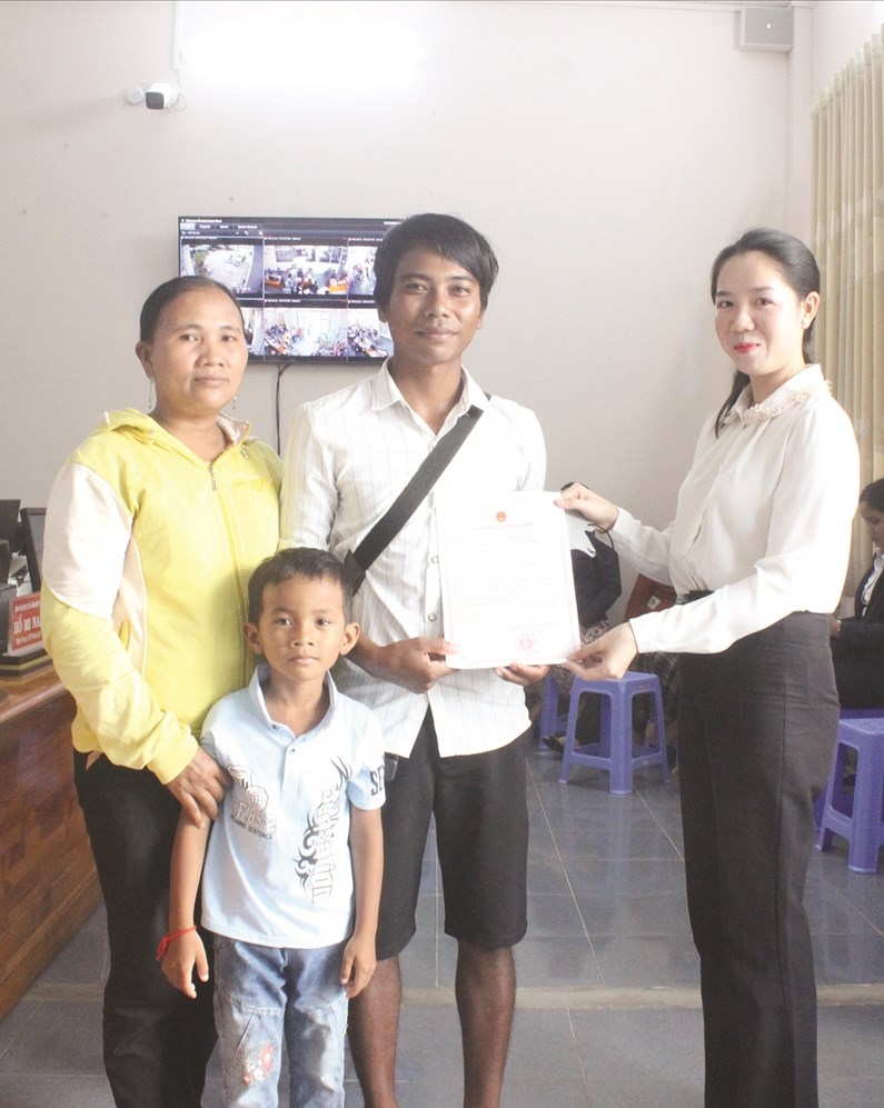 Việc vận hành mô hình chính quyền địa phương hai cấp giúp chính quyền đến gần người dân hơn. (Trong ảnh: Anh Chau Na, dân tộc Khmer, cùng vợ đến làm thủ tục đăng ký kết hôn tại Trung tâm hành chính công của xã An Cư, tỉnh An Giang, để trở thành vợ chồng hợp pháp)