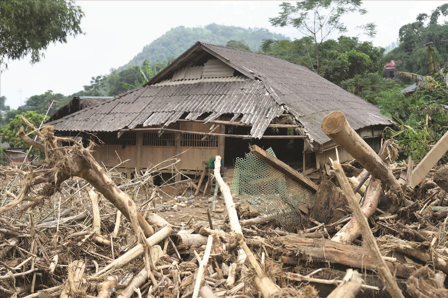 An sinh sau thiên tai dồn dập là bài toán tổng hợp của nhiều yếu tố và giải pháp. (Trong ảnh: Nhà dân ở xã Dương Quỳ, tỉnh Lào Cai bị thiệt hại nặng nề sau bao lũ số 11)