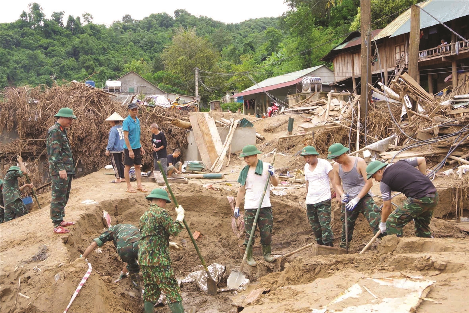 Cán bộ, chiến sĩ Bộ Chỉ huy Quân sự tỉnh Nghệ An hỗ trợ người dân bản Xiềng Tắm, xã Mỹ Lý khắc phục hậu quả sau lũ
