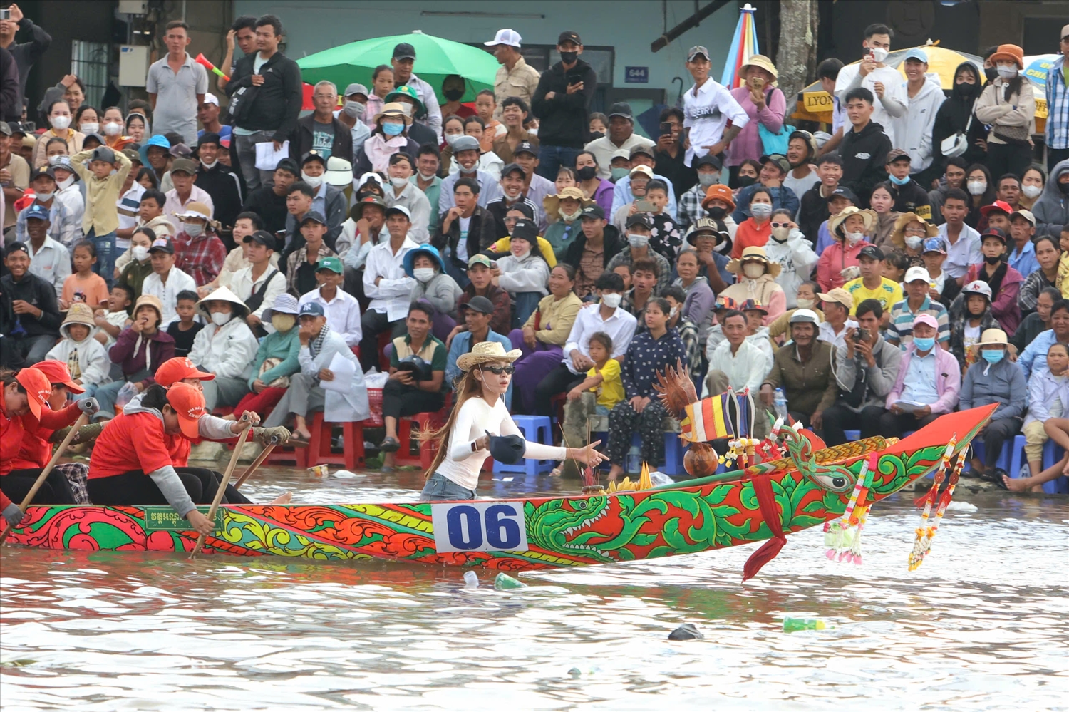 Mỗi chiếc ghe Ngo của đồng bào Khmer đều có đôi mắt được thiết kế tinh xảo