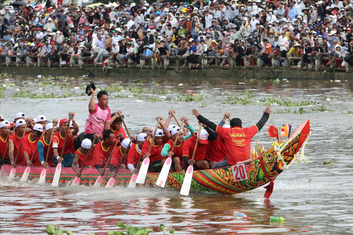 Biểu tượng linh vật con rồng và đôi mắt trên chiếc ghe Ngo của đồng bào Khmer tham dự giải đua ghe Ngo năm 2025 tại Cần Thơ 