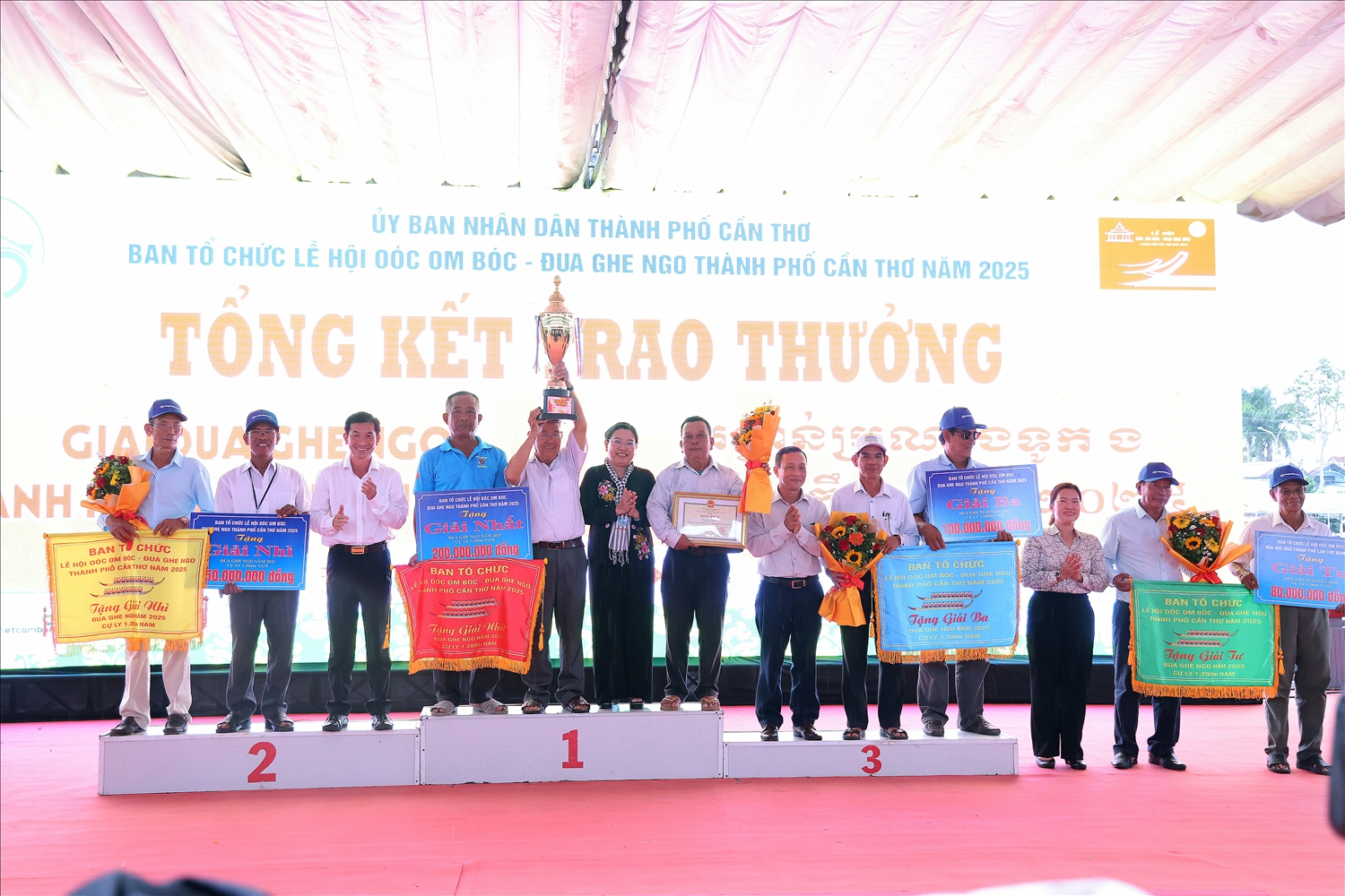 Lãnh đạo TP. Cần Thơ trao giải thưởng cho đội ghe Ngo nam