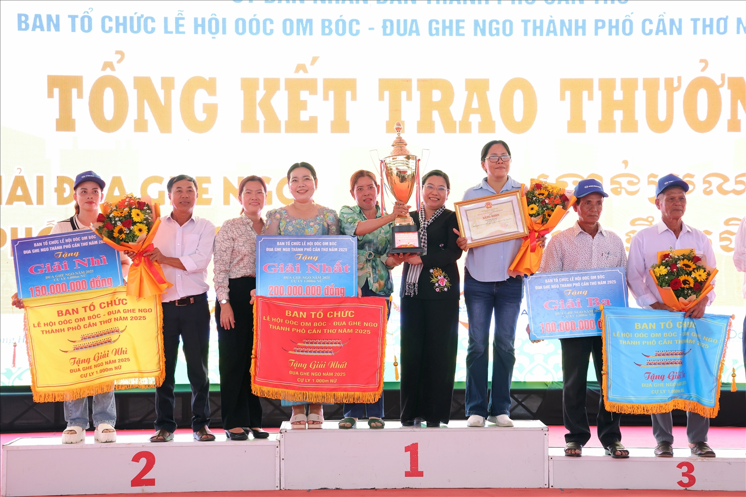 Lãnh đạo TP. Cần Thơ trao giải thưởng cho đội ghe Ngo nữ