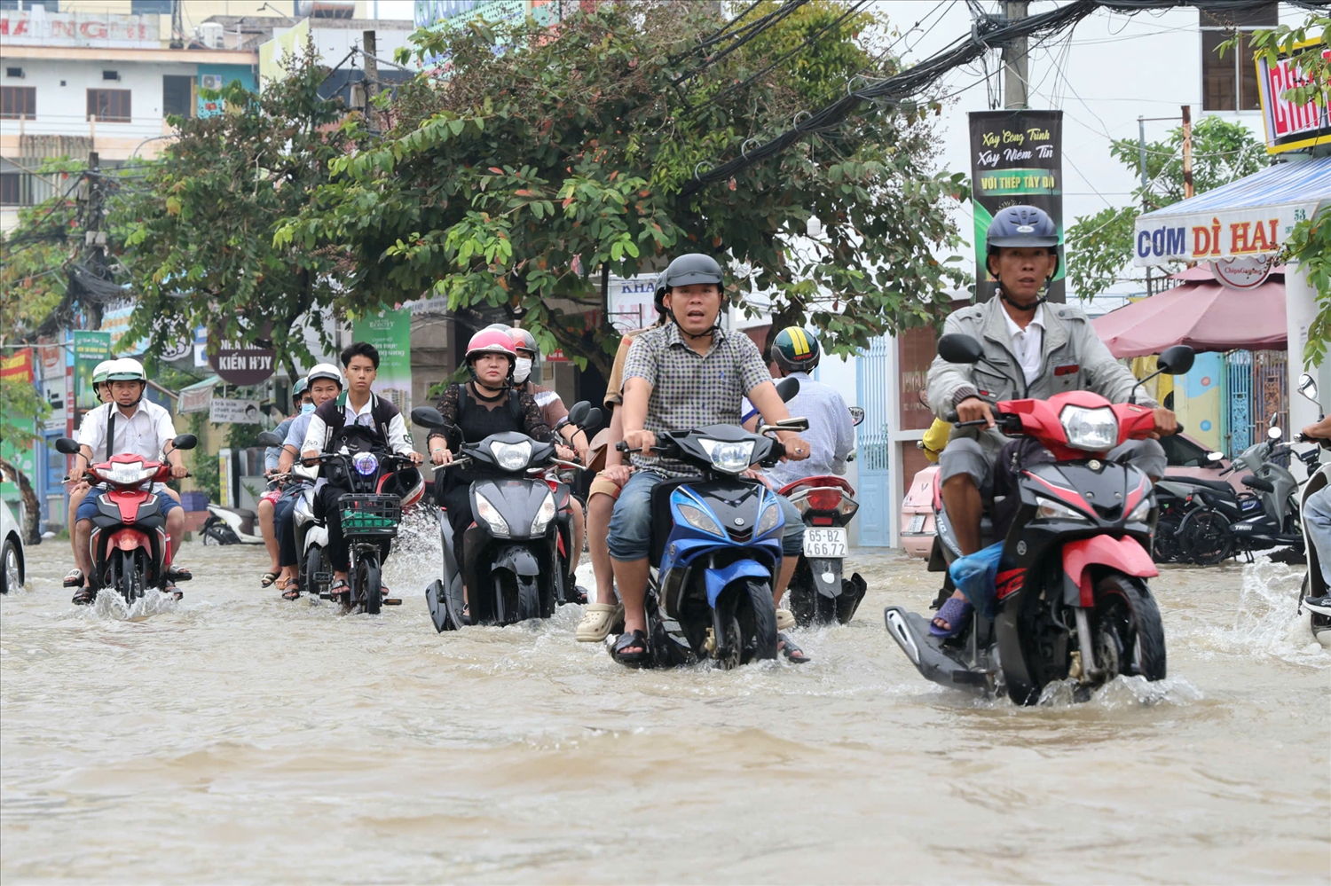 Đường Cách Mạng Tháng Tám (phường Cái Khế) ngập rất sâu trong đợt triều cường lập kỷ lục mới 