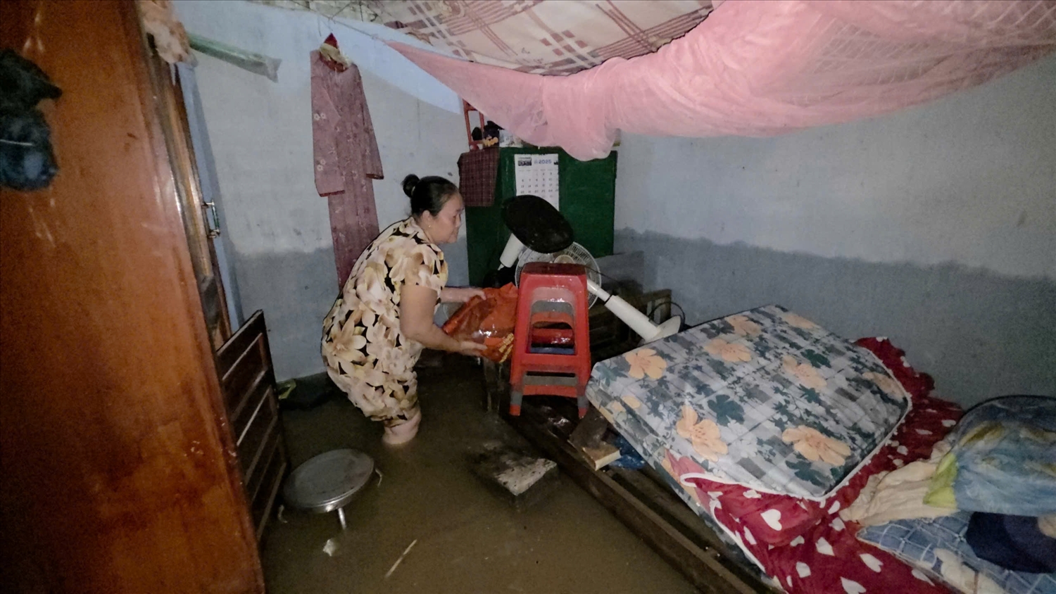 Người dân di chuyển đồ dùng sinh hoạt, chật vật ứng phó với ngập sâu