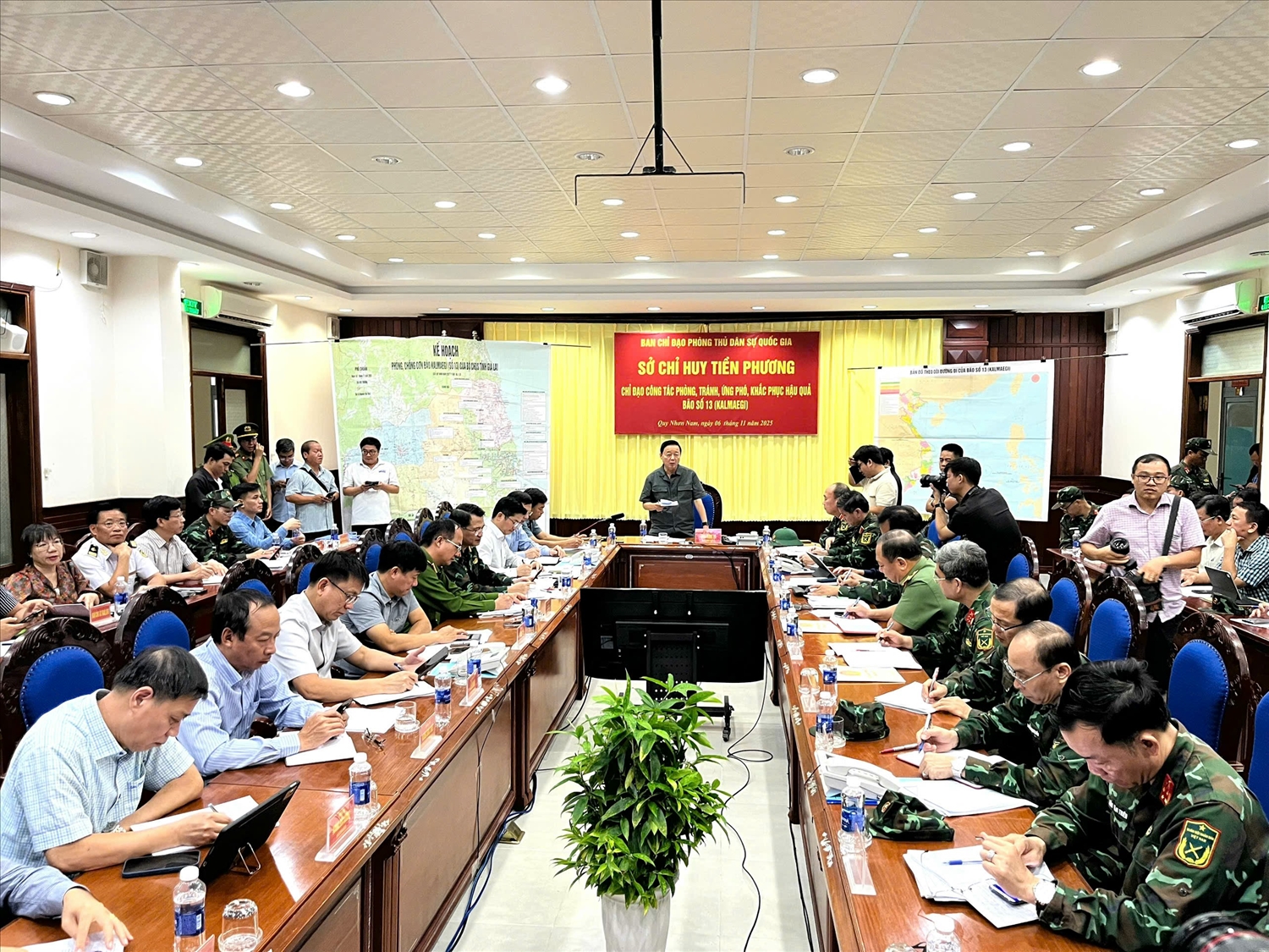 Quang cảnh buổi họp do Phó Thủ tướng Trần Hồng Hà chỉ đạo về công tác ứng phó bão số 13. (Ảnh Quý Quý)