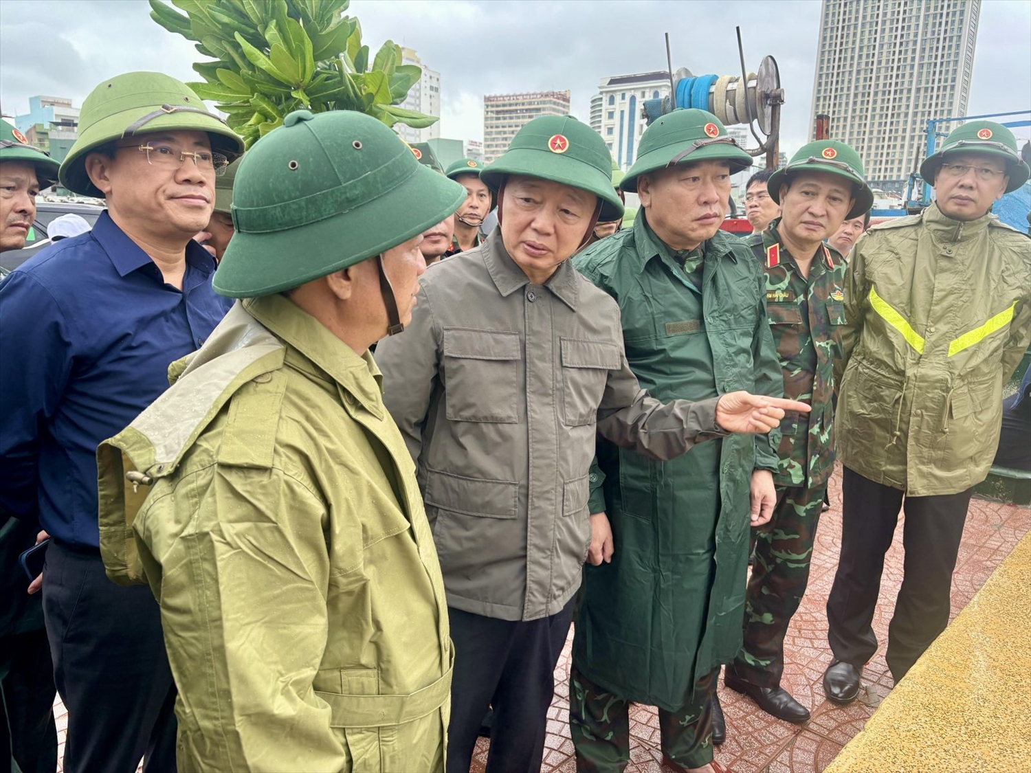 Phó Thủ tướng Trần Hồng Hà kiểm tra công tác phòng chống bão số 13 tại Gia Lai. (Ảnh Quý Quý)