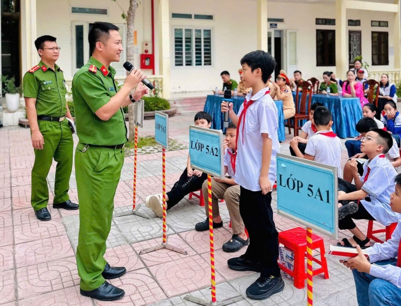 Công an tỉnh Thanh Hóa tuyên truyền, phổ biến pháp luật cho học sinh.