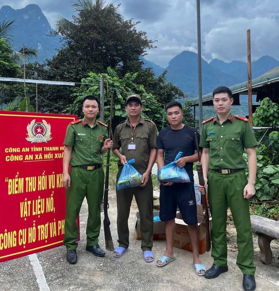 Người dân tích cực đem súng săn, súng tự chế giao nộp cho Công an xã Hồi Xuân để đổi lấy quà tặng