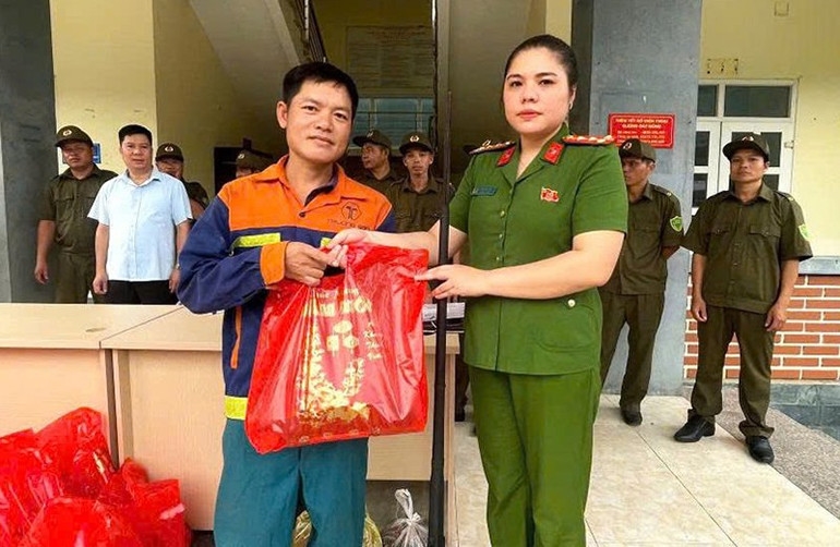 Công an xã Nam Xuân trao quà cho người dân giao nộp vũ khí, công cụ hỗ trợ