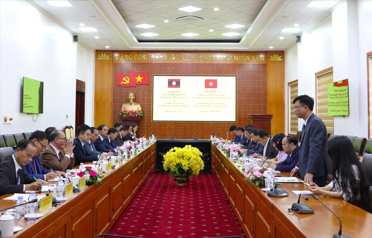 Quang cảnh buổi Hội đàm giữa Đoàn Đại biểu tỉnh Lai Châu (Việt Nam) và Đoàn Đại biểu tỉnh U Đôm Xay (Lào) hồi tháng 10/2025