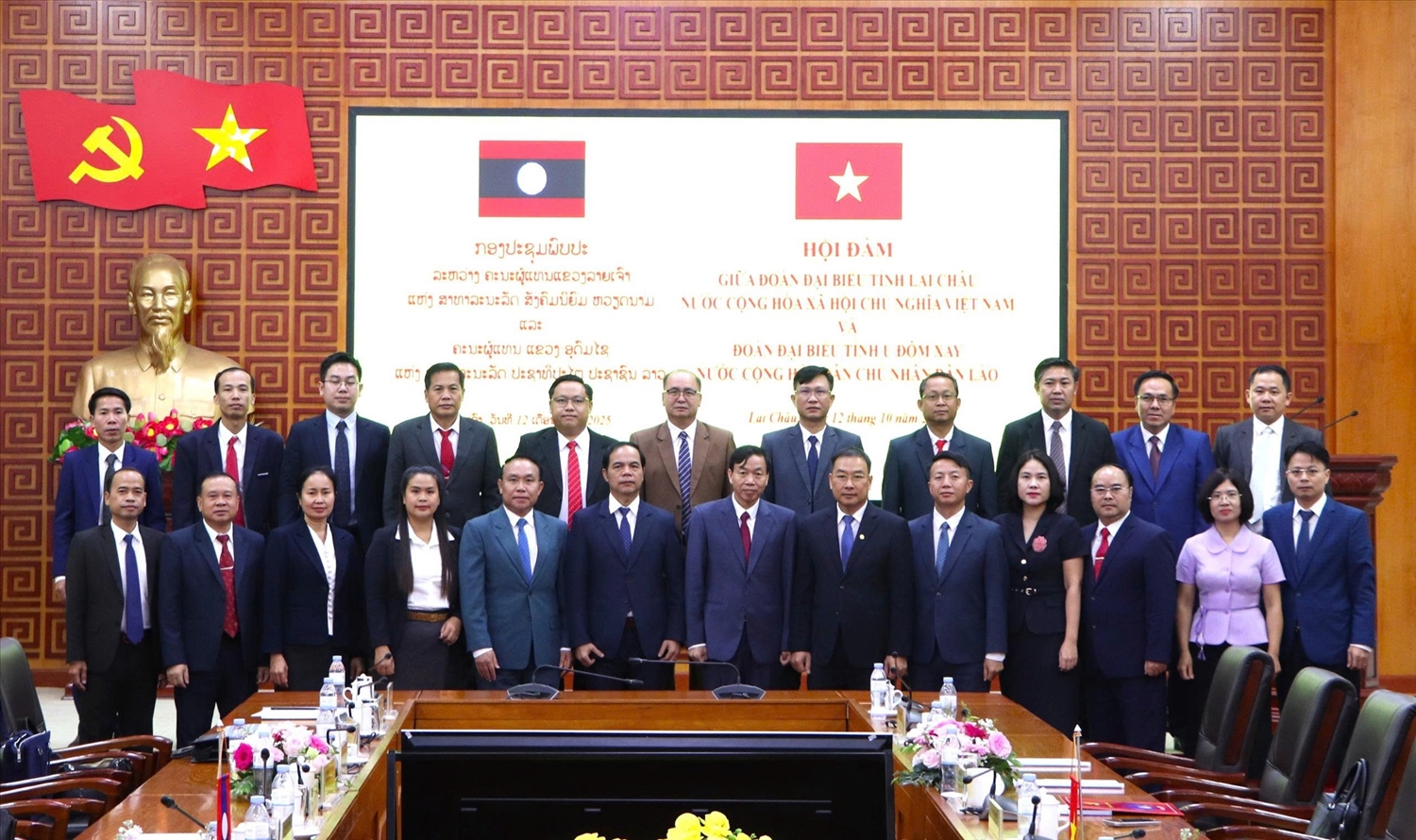 Đoàn Đại biểu tỉnh Lai Châu và tỉnh U Đôm Xay chụp ảnh lưu niệm tại buổi Hôi đàm.