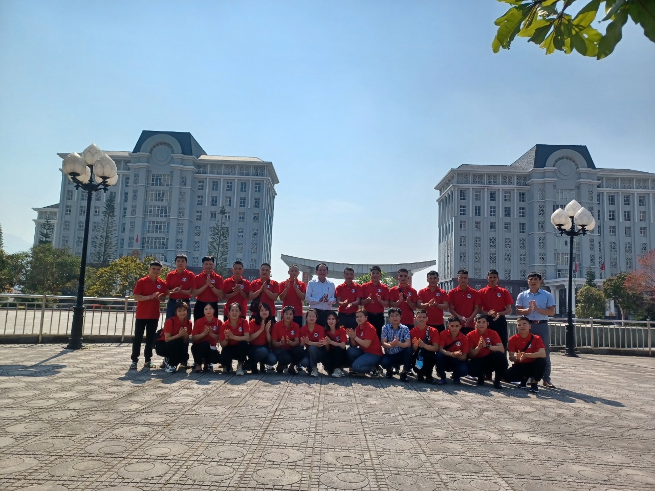 Người lao động của tỉnh Lai Châu chụp ảnh lưu niệm khi vừa sang làm việc tạị Hàn Quốc