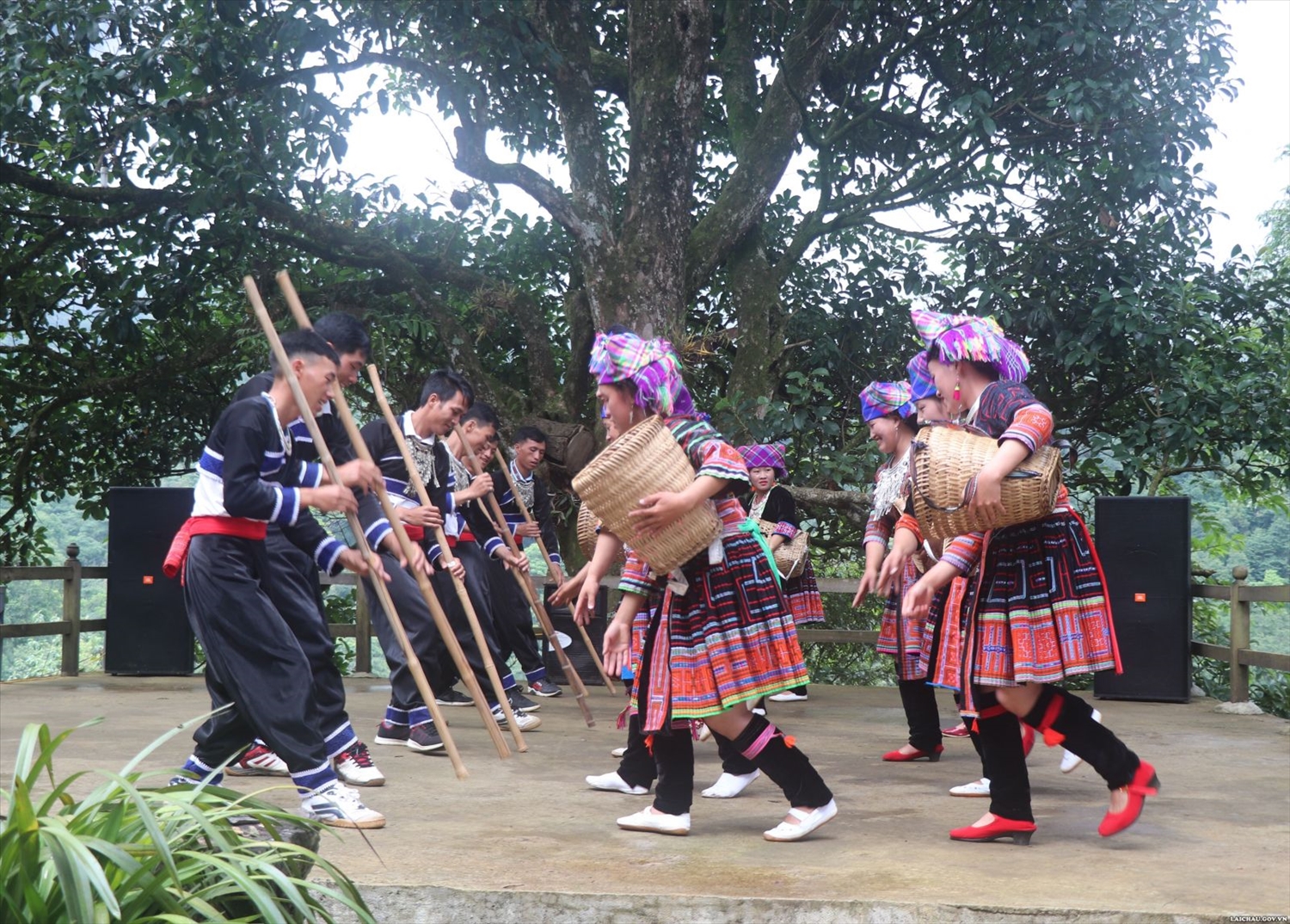 Việc bản Sin Suối Hồ vinh dự đạt danh hiệu “Điểm du lịch cộng đồng tốt nhất” tại Lễ trao Giải thưởng Du lịch Việt Nam năm 2025 là sự ghi nhận nỗ lực gìn giữ bản sắc văn hoá dân tộc Mông và phát triển du lịch bền vững.