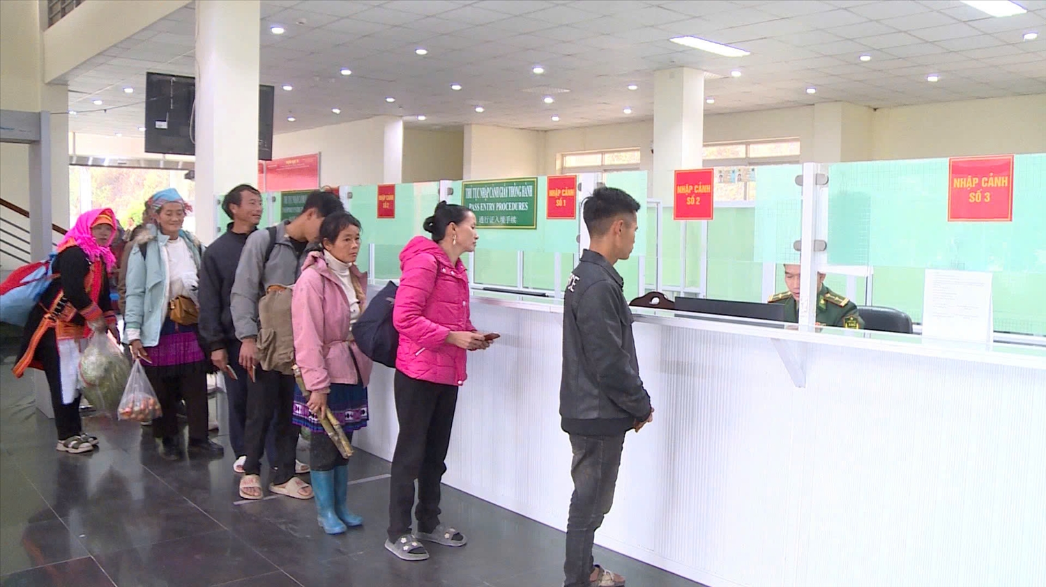 Công dân làm thủ tục xuất cảnh tại cửa khẩu Ma Lù Thàng.