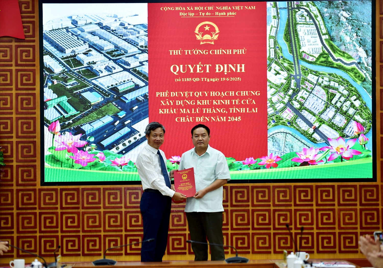 Tỉnh Lai Châu công bố Quy hoạch chung xây dựng Khu kinh tế Cửa khẩu Ma Lù Thàng đến năm 2045.(Trong ảnh: Đại diện Vụ Quy hoạch kiến trúc - Bộ Xây dựng trao Quyết định cho lãnh đạo tỉnh Lai Châu).