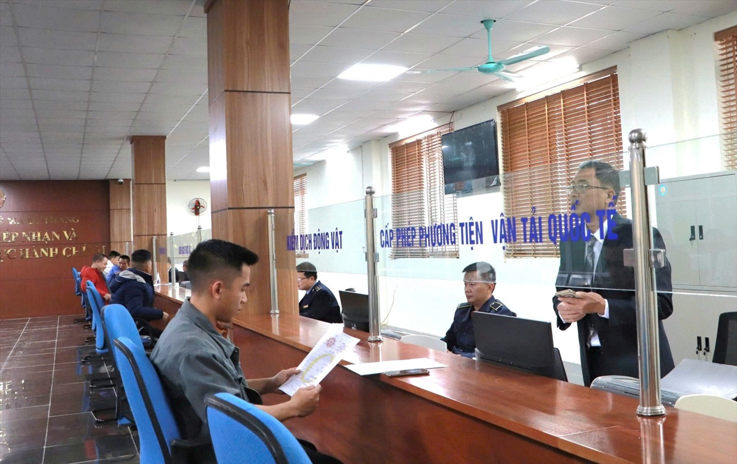 Công dân làm thủ tục trong ngày hoạt động đầu tiên của Trung tâm tiếp nhận và giải quyết thủ tục hành chính tập trung tại Cửa khẩu Quốc tế Ma Lù Thàng.