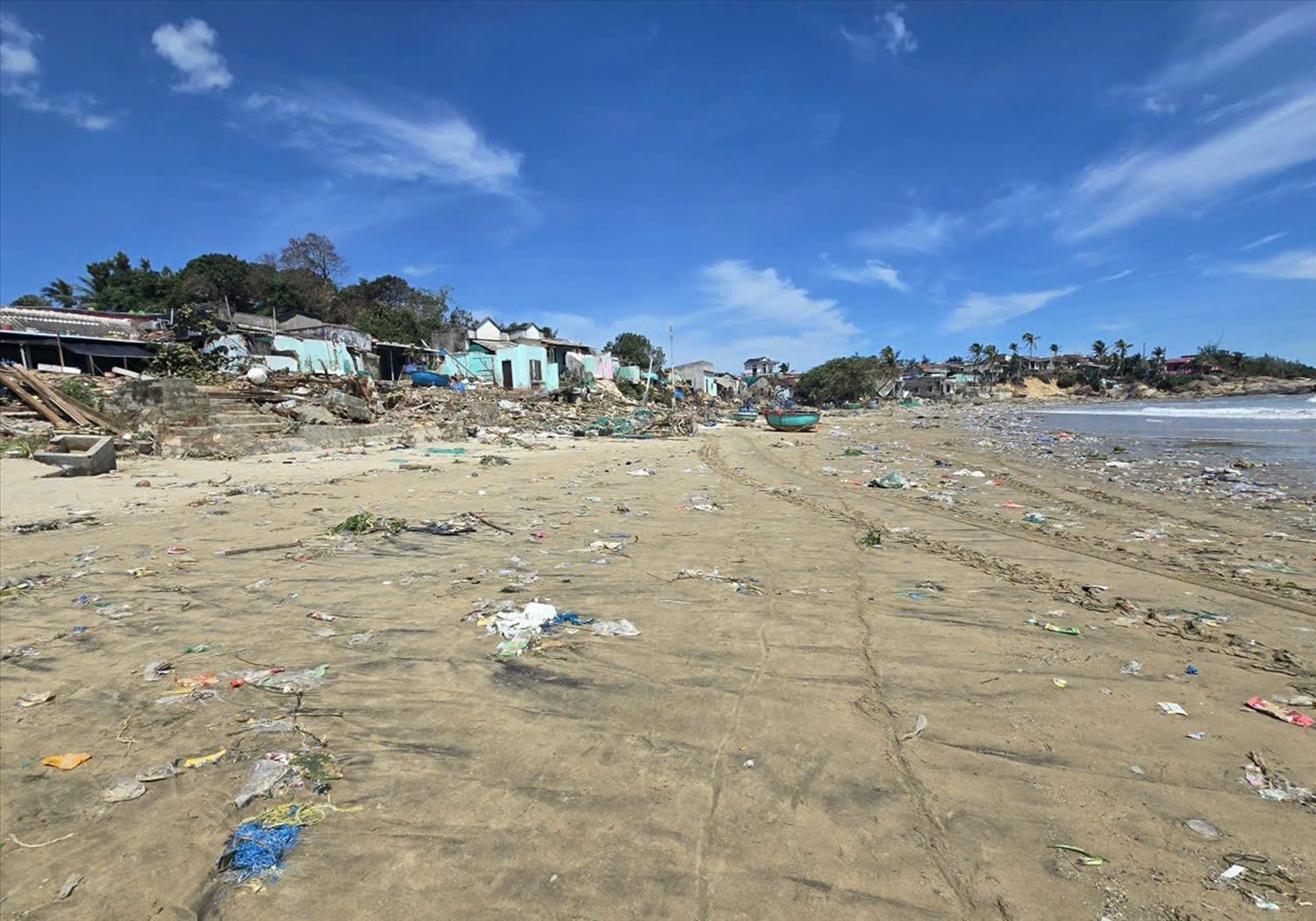 Làng biển Xuân Thạnh tan hoang sau bão số 13. (Ảnh Lê Phương)