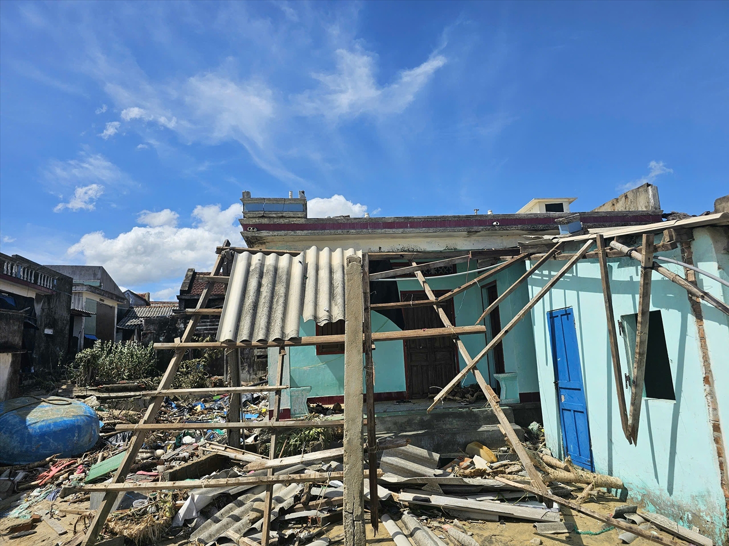 Nhà người dân bị tốc mái, hư hỏng. (Ảnh Lê Phương)