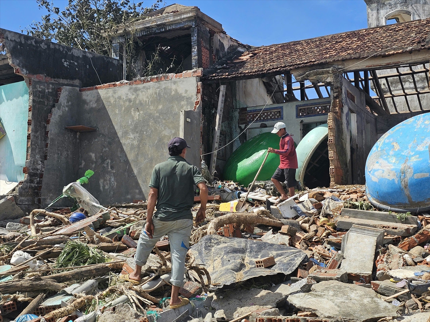 Nhiều nhà bị sụp đổ, hư hỏng. (Ảnh Lê Phương)