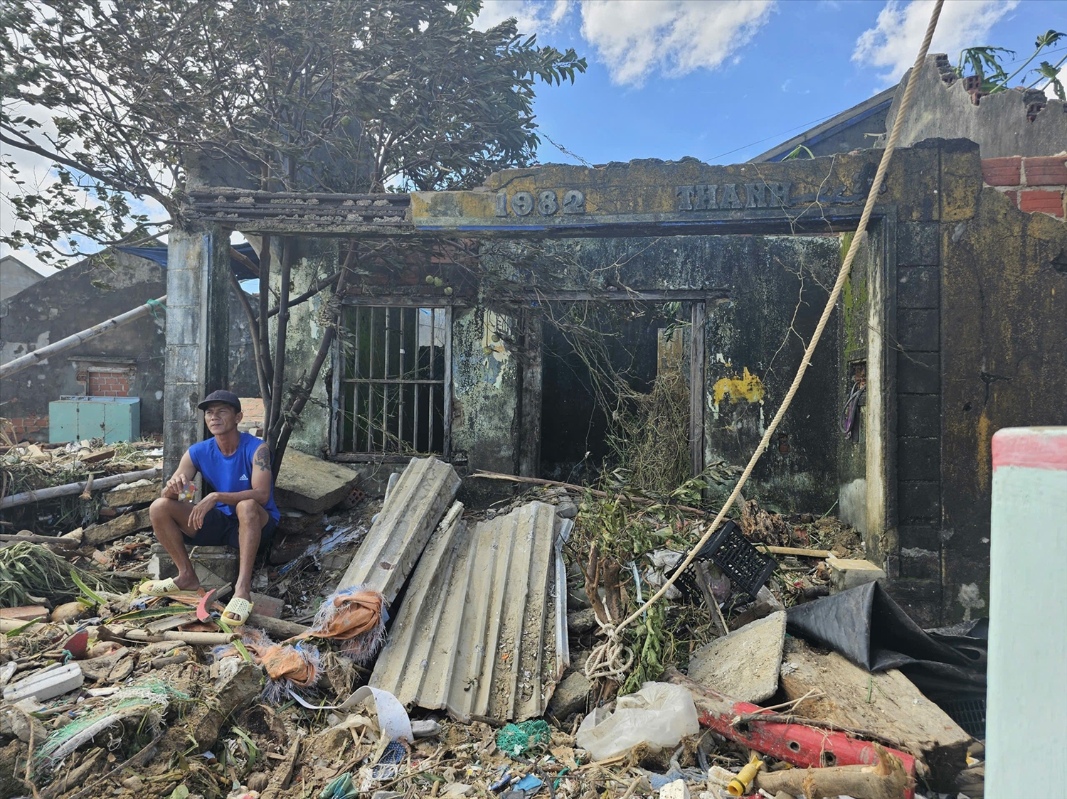 Người dân thẫn thờ trước cơ ngơi bị bão cuốn trôi. (Ảnh Lê Phương)