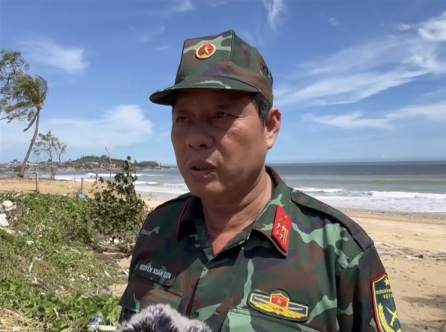 Đại tá Nguyễn Xuân Sơn - Phó Chính ủy Bộ Chỉ huy Quân sự tỉnh Gia Lai, chia sẻ về khắc phục thiệt hại sau bão. (Ảnh Lê Phương)