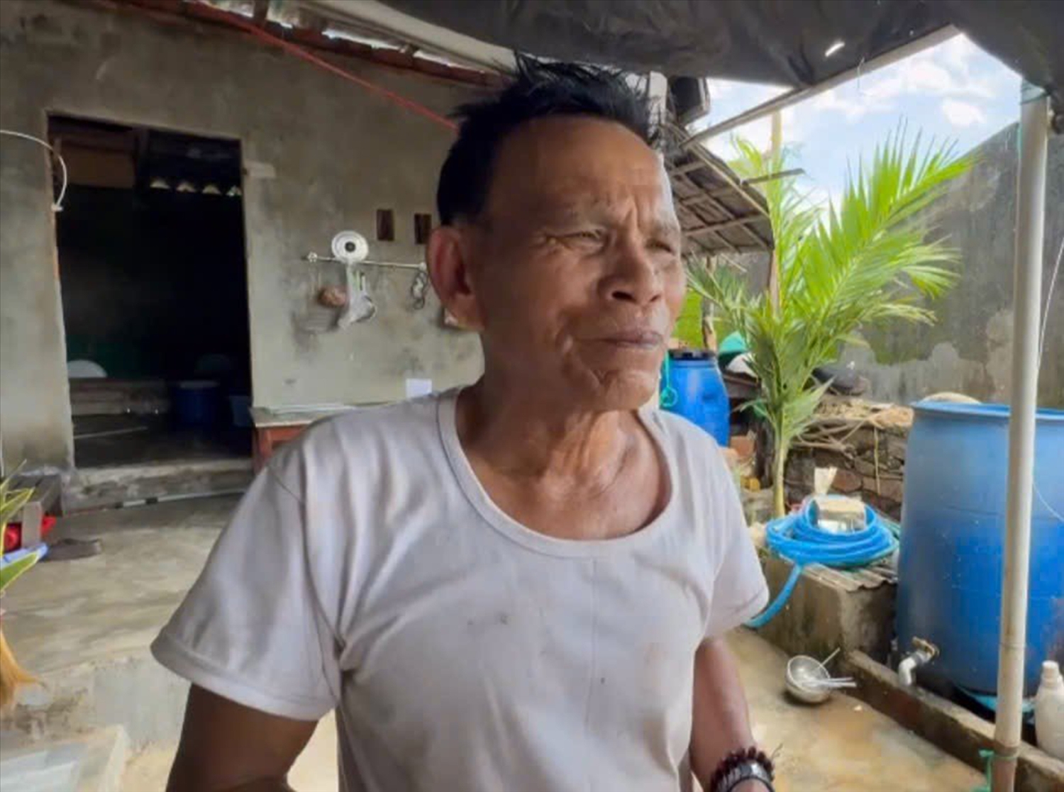 Ông Nguyễn Văn Cường buồn bã vì nhà sập do bão. (Ảnh Lê Phương)