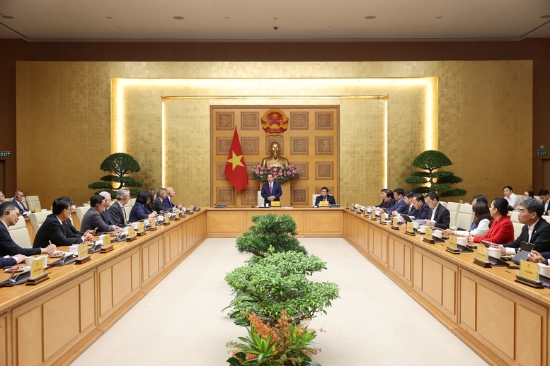 Thủ tướng Chính phủ đề nghị SEMI và các doanh nghiệp bán dẫn thế giới tin tưởng vào môi trường đầu tư và tiếp tục đầu tư vào Việt Nam; tiếp tục đề xuất cơ chế, chính sách để phát triển ngành bán dẫn Việt Nam trên tinh thần hai bên cùng có lợi... - Ảnh: VGP/Nhật Bắc