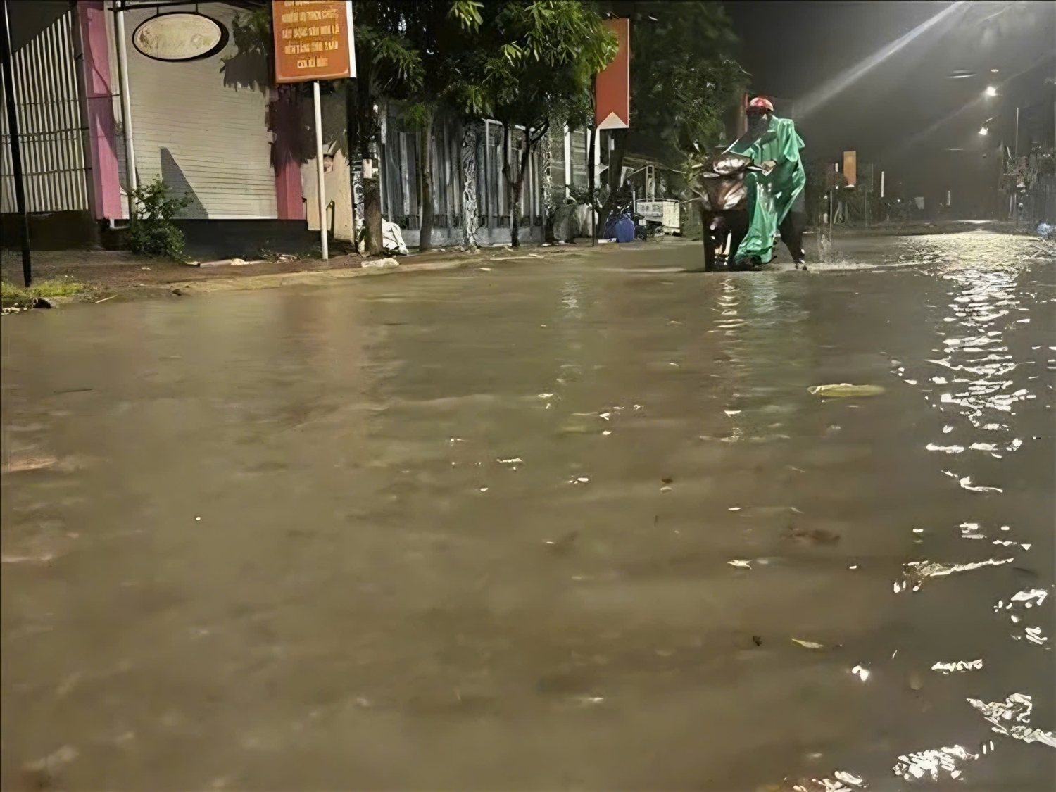 Người dân cho biết thiệt hại phổ biến là tốc mái, cây đổ, giao thông chia cắt cục bộ